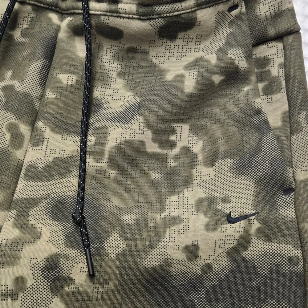 Nike Tech Fleece Mens Small Camo Sweatpants‎ Olive Green Digital Camo II1324-276